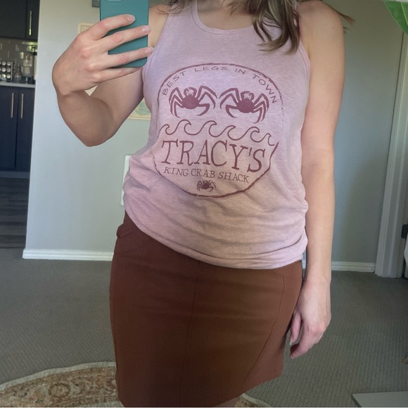 Tracy's King Crab Shack (Located In Juneau, Alaska) Tank Top In Pink Heather - Picture 3 of 10